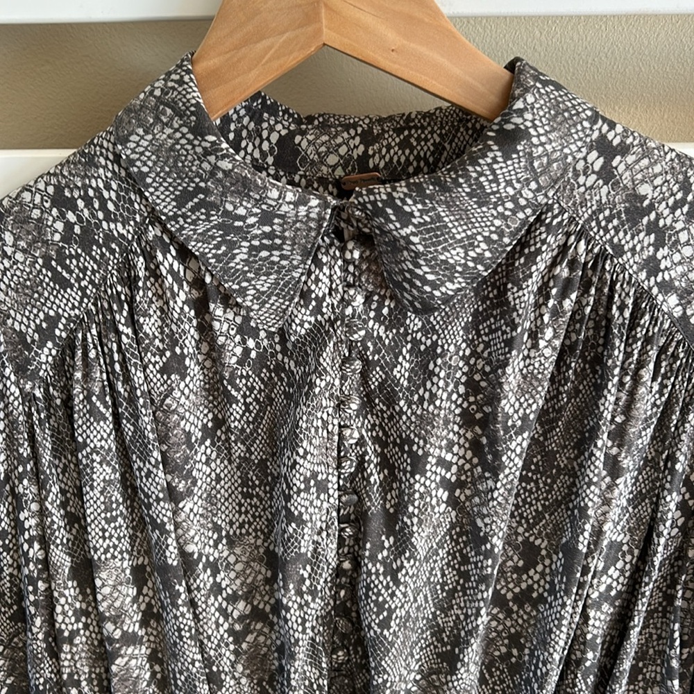 Free People Muse Snakeskin Python Button Front Long Sleeve Top Peasant Small - Picture 3 of 13